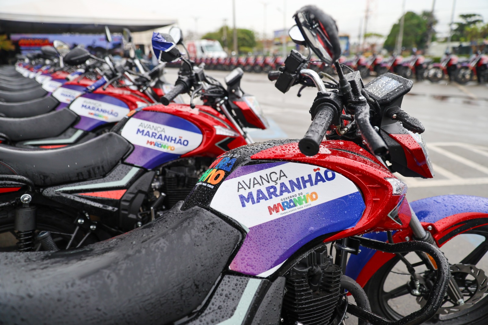 Governo Brandão inicia entrega de motos e kits de trabalho e segurança da primeira fase do Avança Maranhão