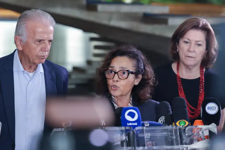 Fronteira do Brasil com a Venezuela está tranquila e aberta, diz Múcio