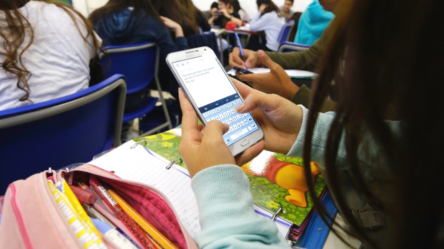 Lei que proíbe uso de celulares em escolas irá completar um ano