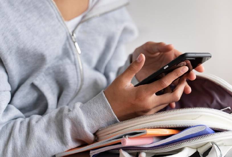 MEC fará pesquisa sobre impacto da restrição de celular nas escolas