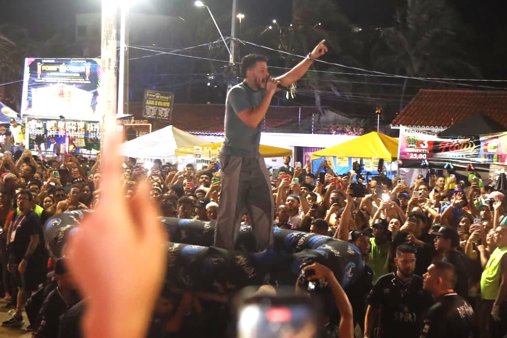Calcinha Preta, Zé Vaqueiro e Felipe Amorim arrastam 650 mil pessoas na Avenida Litorânea no domingo de Carnaval