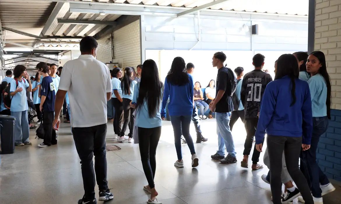 Pé-de-Meia: MEC começa pagar parcelas incentivo-conclusão e Enem