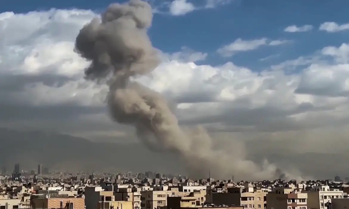 Ataques ao Irã deixam ao menos 201 mortos e cerca de 750 feridos