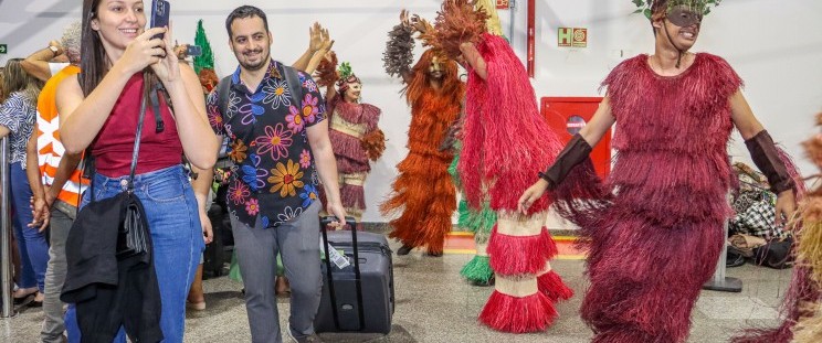 Turistas são recepcionados com atrações do carnaval maranhense durante desembarque no Aeroporto de São Luís