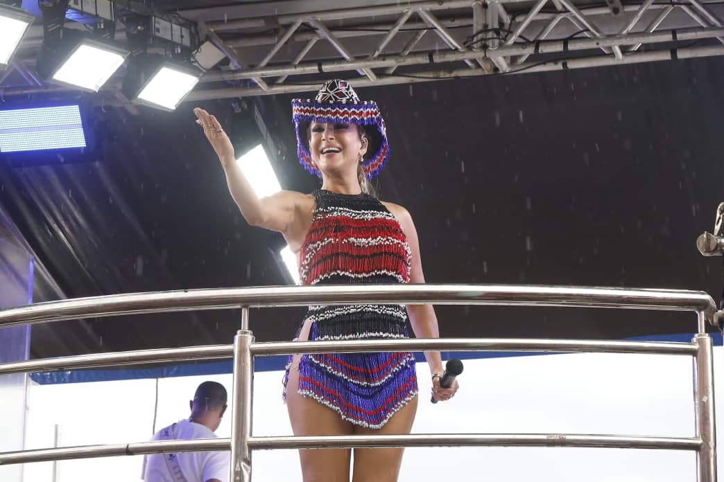 Cerca de 700 mil pessoas passaram pela Litorânea com o Bloco da Anitta e Cláudia Leitte