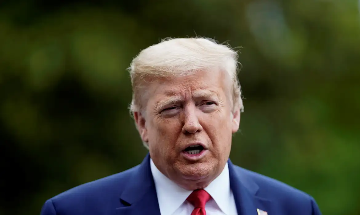 Donald Trump posta vídeo racista com casal Obama como macacos