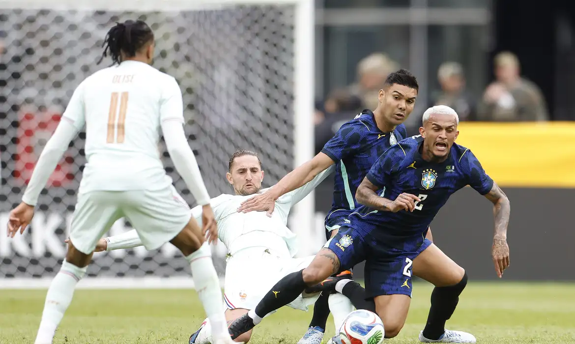 Seleção brasileira joga mal e perde de 2 a 1 para a França nos EUA