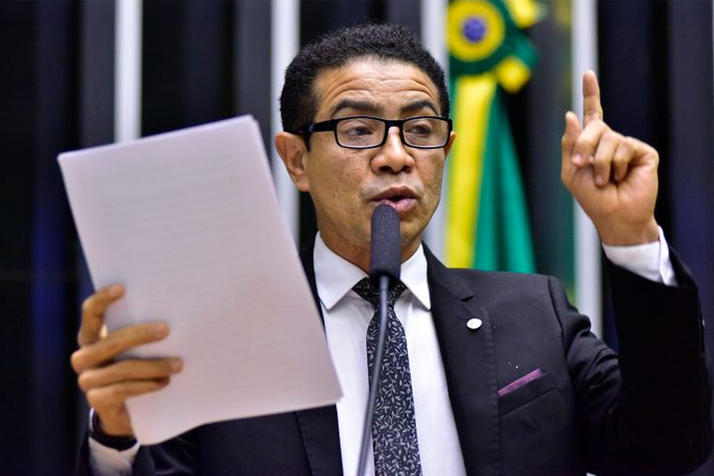 Deputado maranhense quer inserção do Hino Nacional na capa de livros escolares