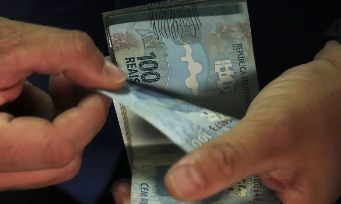 Aposentados e pensionistas do INSS começam a receber 13º nesta sexta