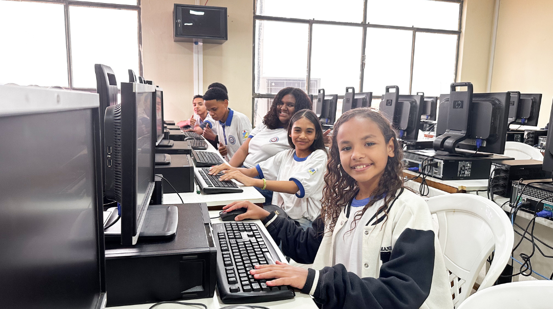 Maranhão supera 70% das escolas públicas conectadas e Brasil avança para universalizar internet na educação até 2026