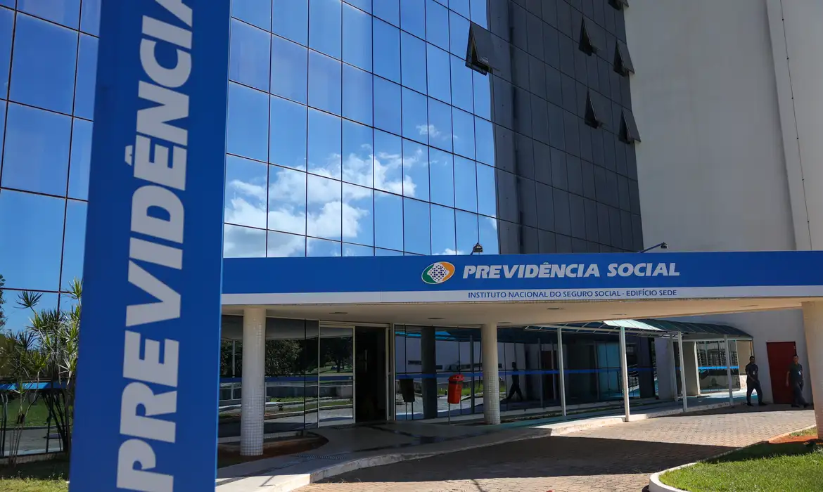 INSS paga segunda parcela do 13º a aposentados e pensionistas; Cerca de R$ 39 bilhões serão transferidos a partir desta segunda-feira