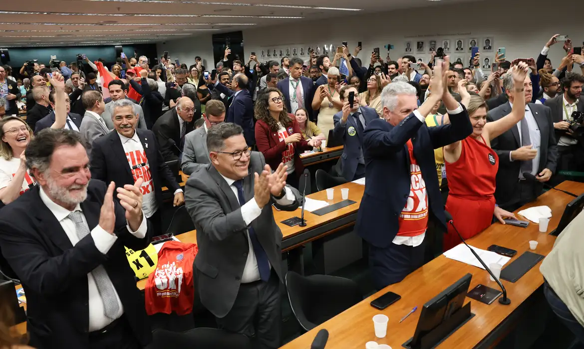Comissão aprova relatório de PEC que acaba com escala 6X1; Texto prevê jornada de 40 horas semanais e dois dias de descanso ao trabalhador