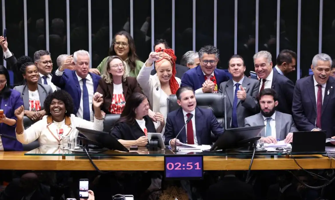 Câmara aprova, em dois turnos, PEC pelo fim da escala 6×1; Texto agora segue para votação no Senado da República