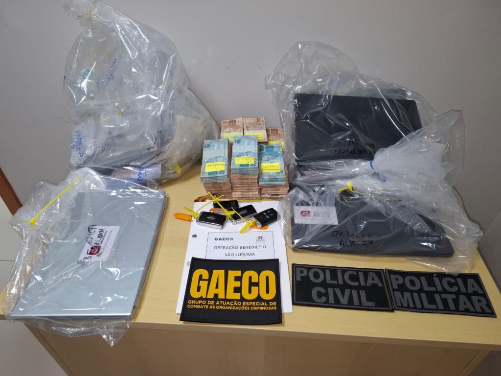 Operação do Gaeco encontrou mais de R$ 700 mil, em espécie, e uma pistola de uso restrito da Polícia na casa do vereador Beto Castro
