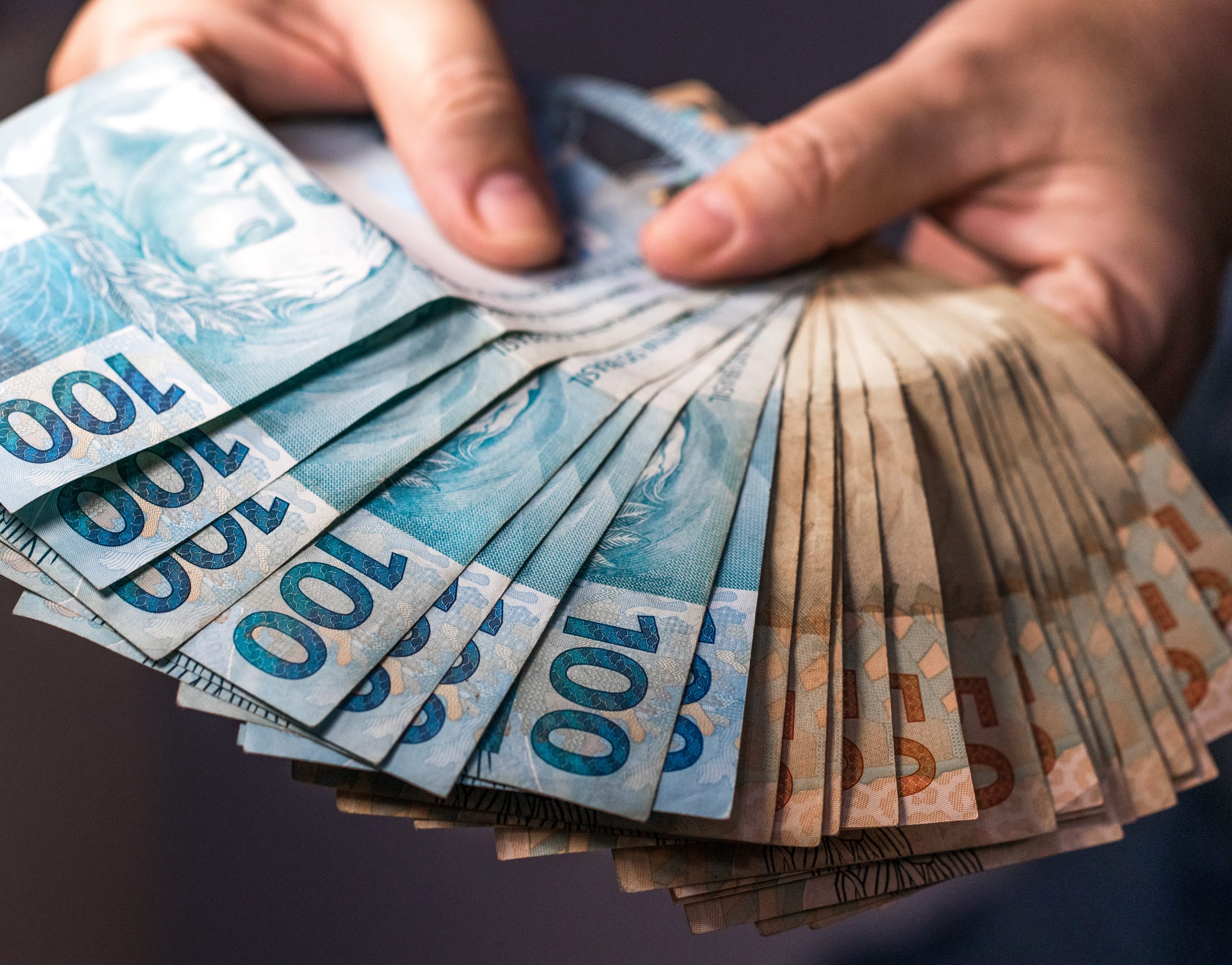Salário mínimo deverá subir para R$ 1.741 em 2027
